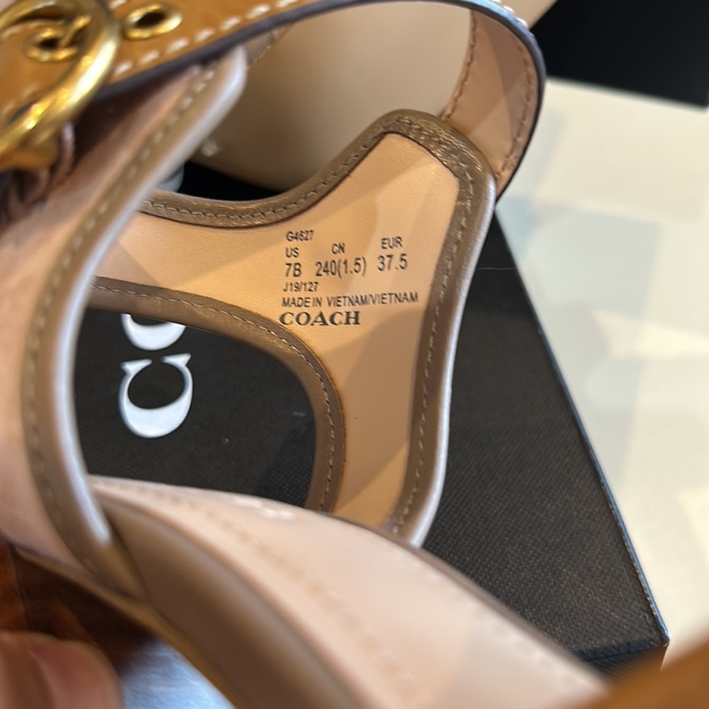 COACH WREN LEATHER PUMP - Picture 8 of 10